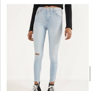 Bershka mid-rise skinny jean. Light wash. Size 4. European size 36. New with tag